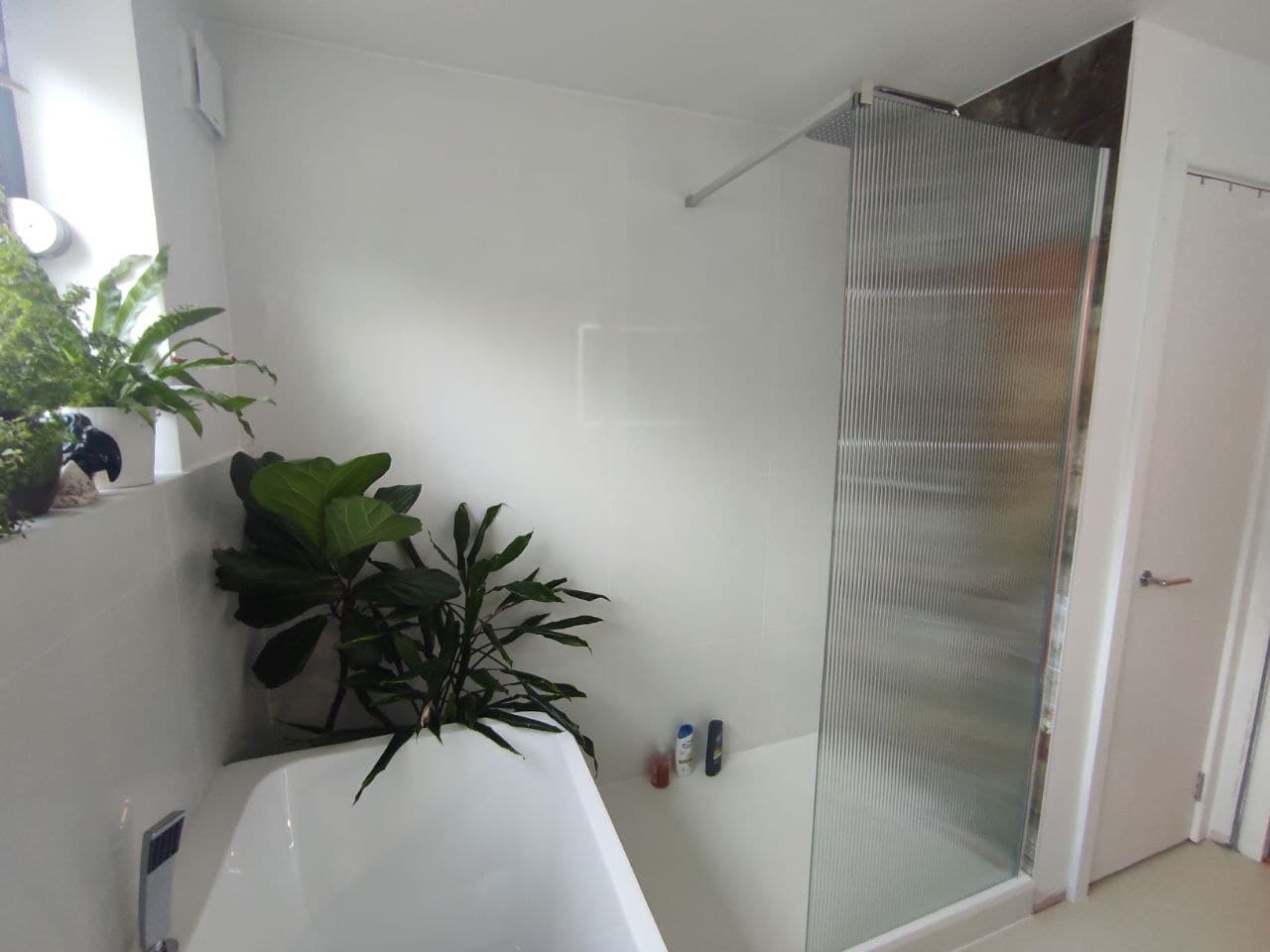 Modern Bathroom with Walk-in Shower & Underfloor Heatin – photo 5